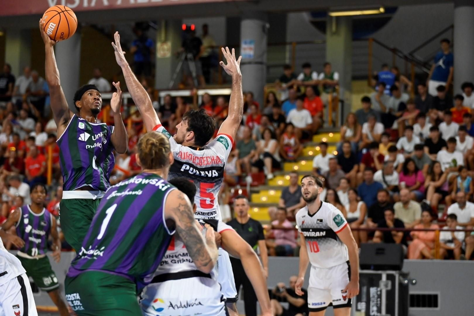 Lance del encuentro disputado el año pasado entre Unicaja y Coviran Granada en Vista Alegre.