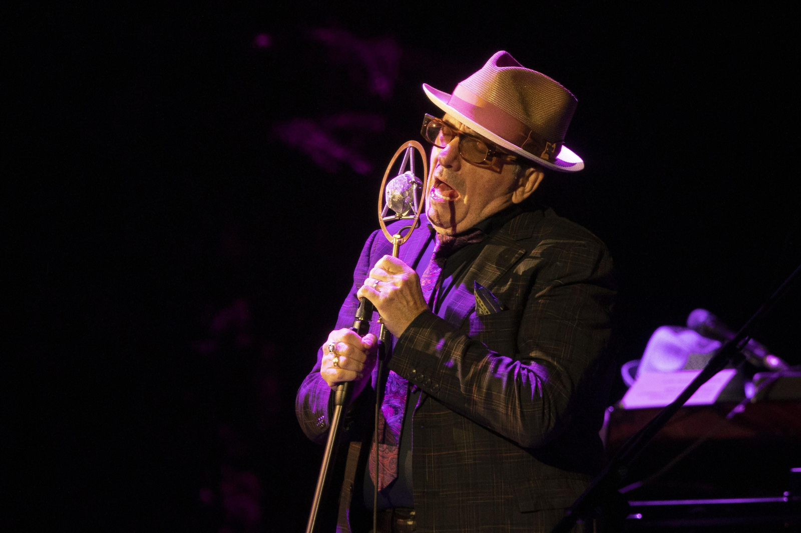 Así ha sido el concierto de Elvis Costello en Granada antes de su suspensión por la lluvia