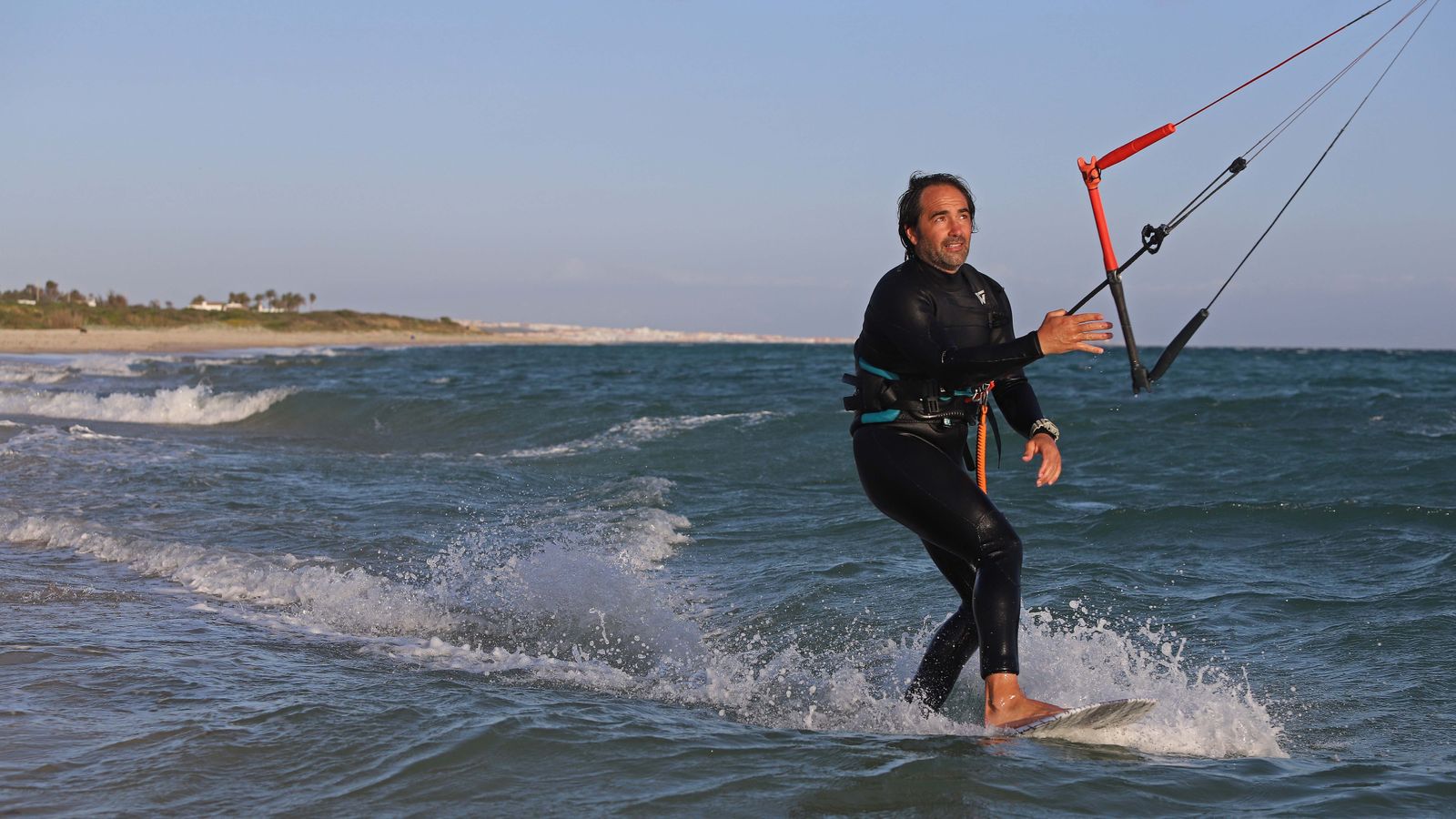 Fonsy Delgado rinde homenaje a Paco de Lucía en las playas de Tarifa