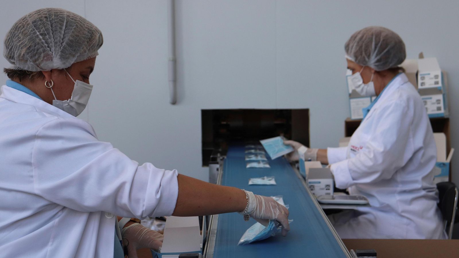 Proceso de empaquetado de mascarillas.