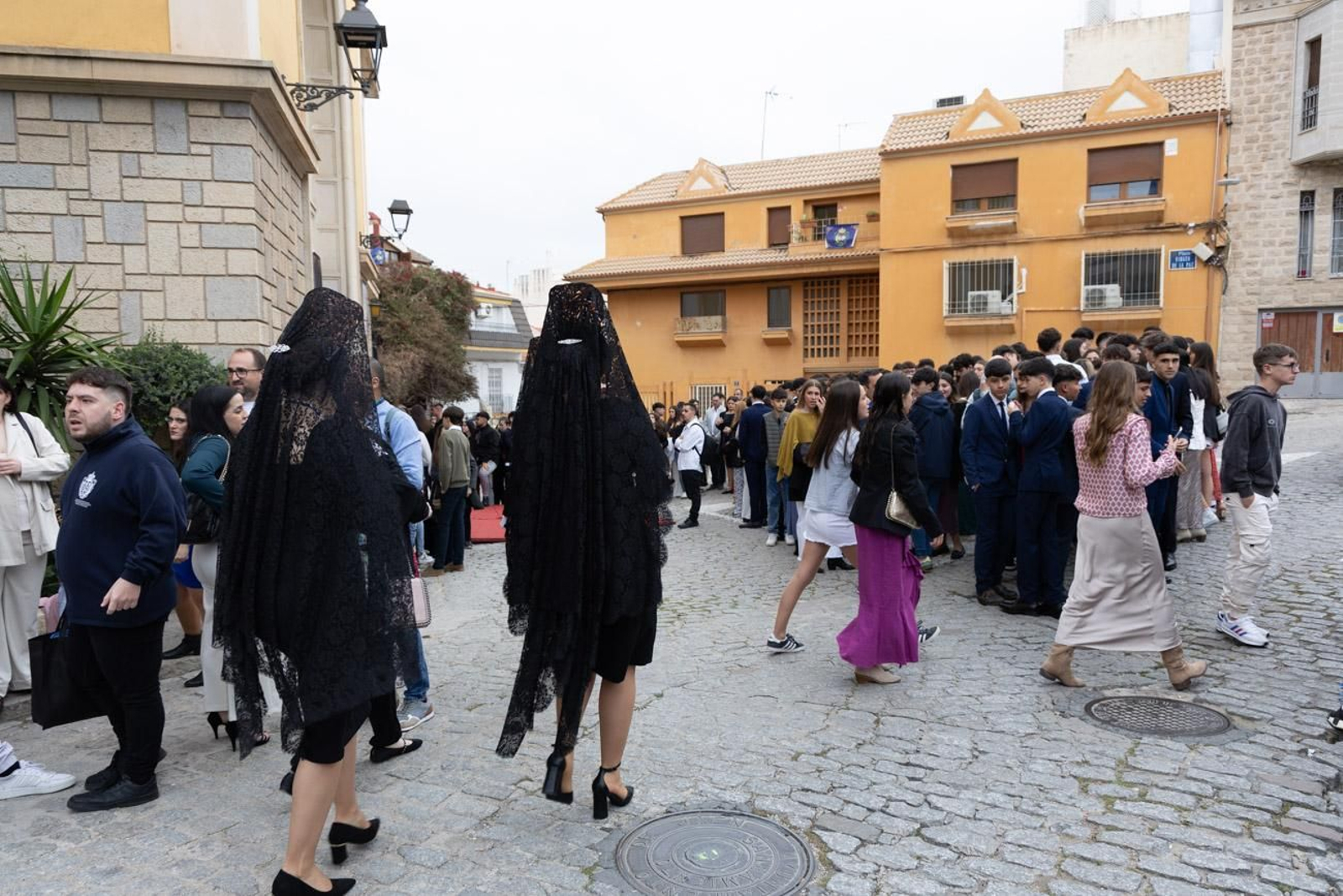 Los jiennenses se echan a la calle para presenciar la primera de las procesiones de la jornada: la Borriquilla (I)