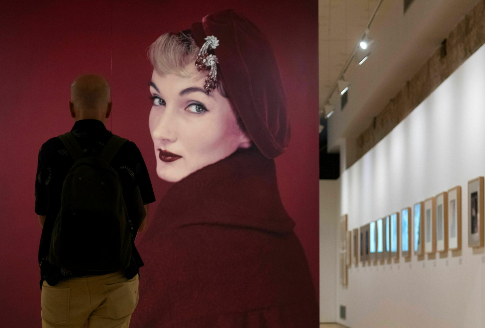 La muestra de Blumenfeld explora en el Cicus su producción en color.