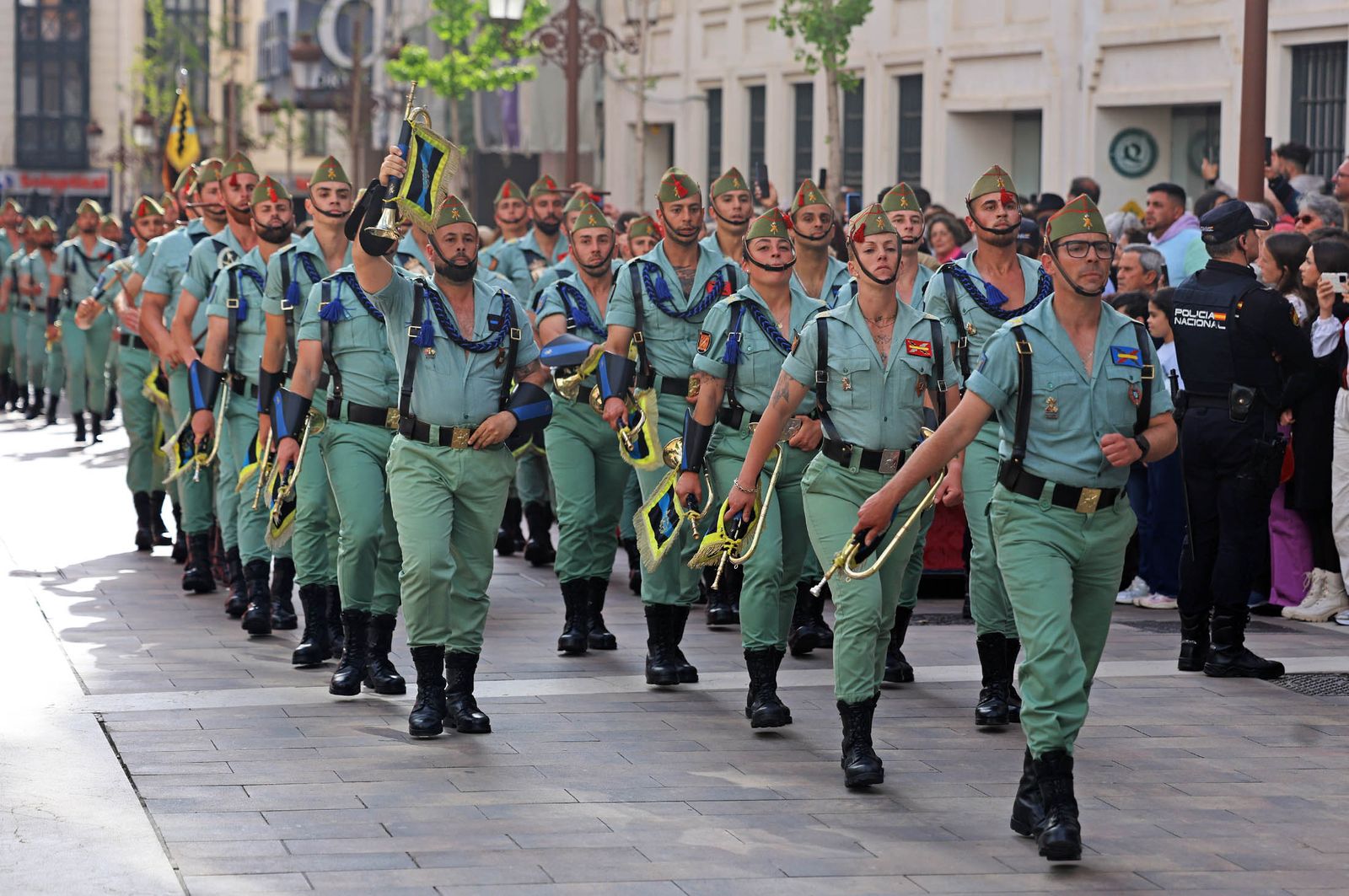 Sábado de Pasión: Imágenes de la procesión del Cristo de la Vera+Cruz portado por el Grupo de Caballería Ligero Acorazado 'Reyes Católicos' II de la Legión de Ronda