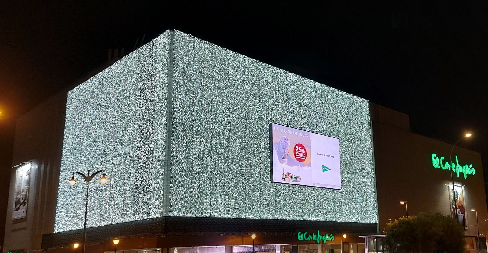 El Corte Inglés de Málaga, en la avenida de Andalucía, iluminado.