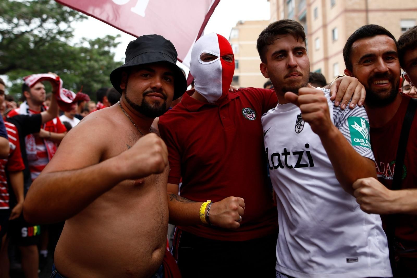En imágenes: Así ha sido el recibimiento al autobús del Granada