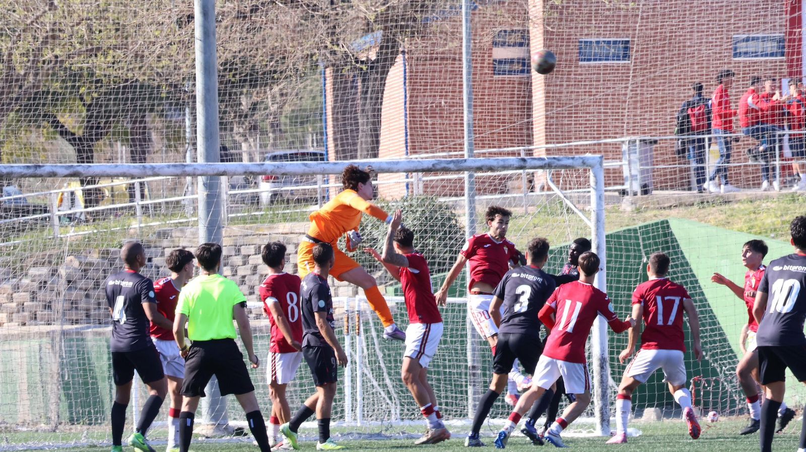 Una acción a balón parado durante un encuentro disputado a domicilio por los rojinegros esta temporada.