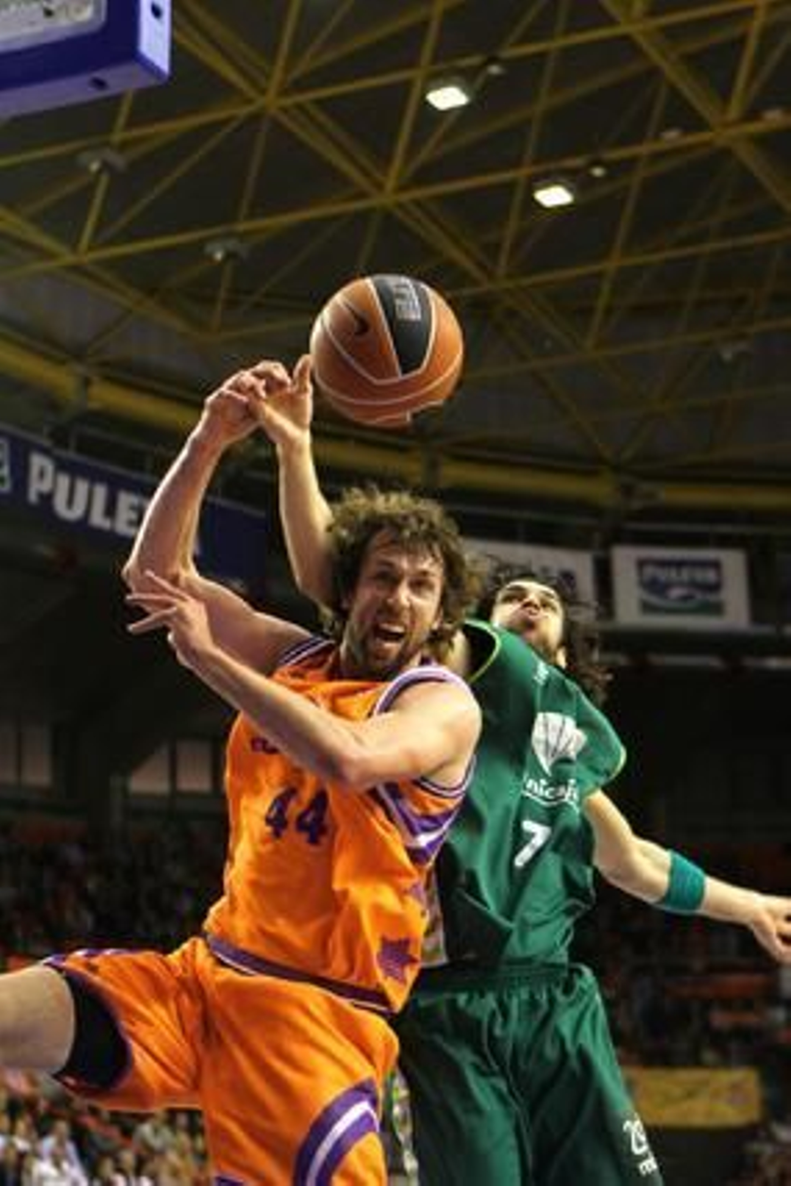 El Unicaja cae ante el Valencia lastrado por una mala primera parte. / LOF