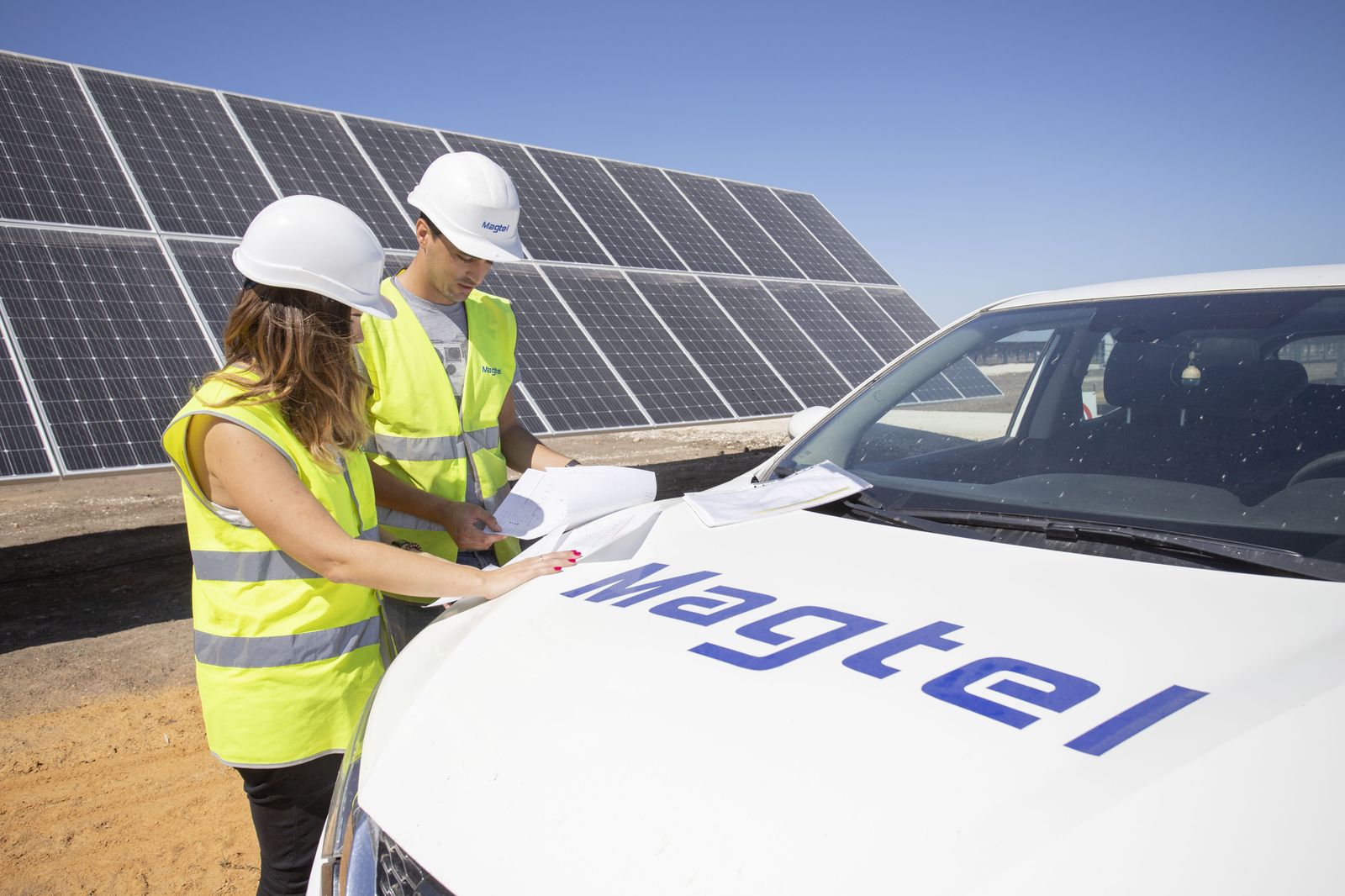 Dos trabajadores de la plantilla de Magtel revisan unos documentos