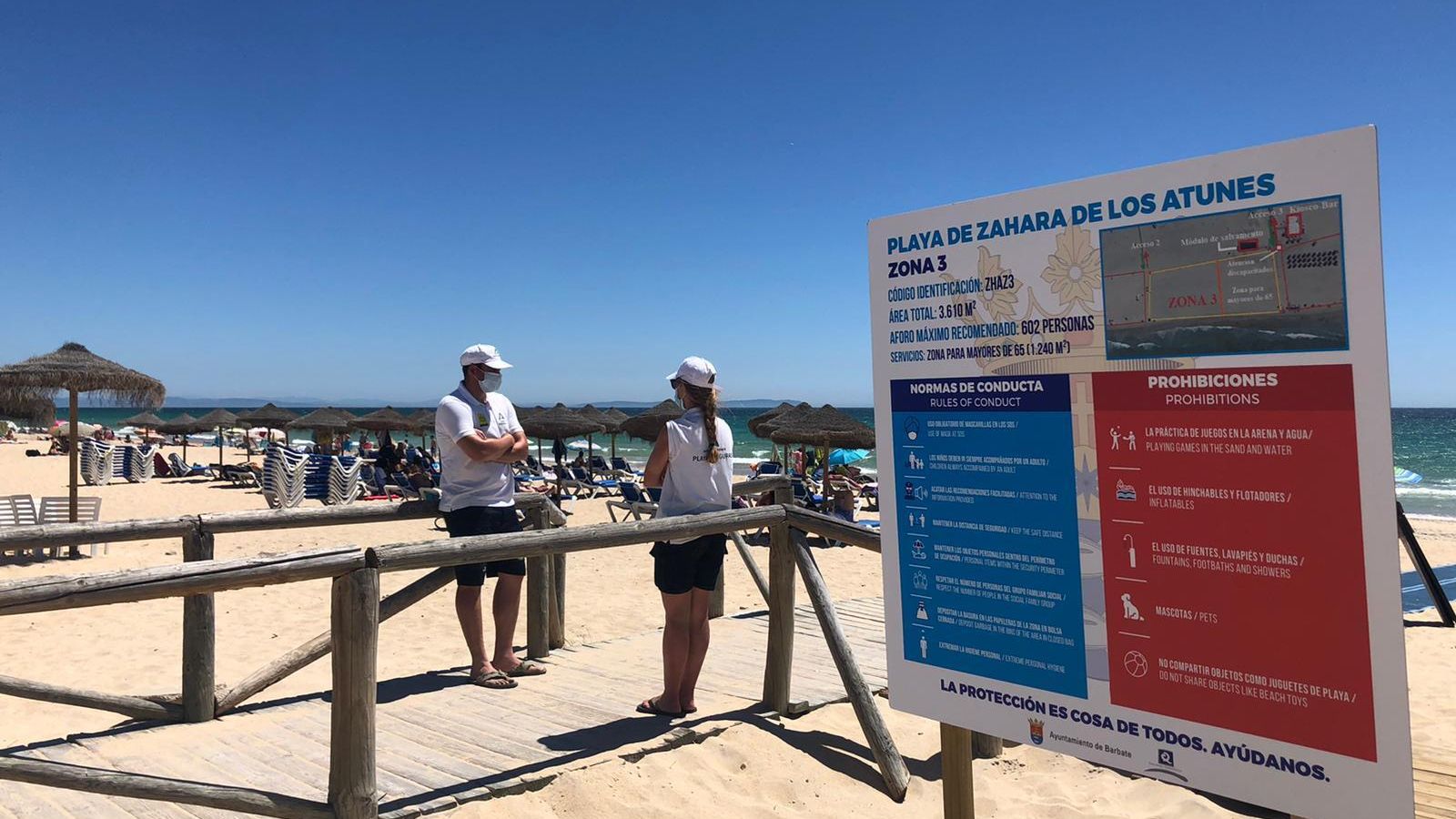 Vigilantes en la playa de Zahara de los Atunes.