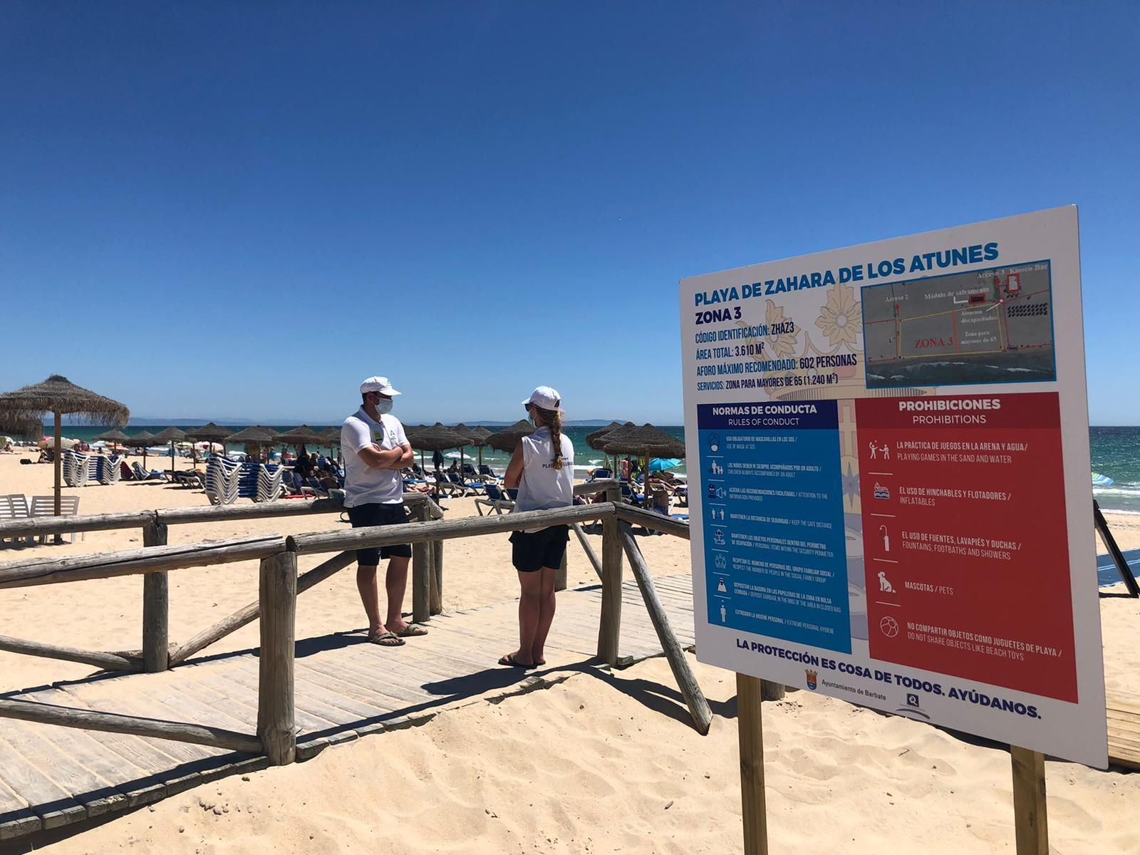 Vigilantes en la playa de Zahara de los Atunes.