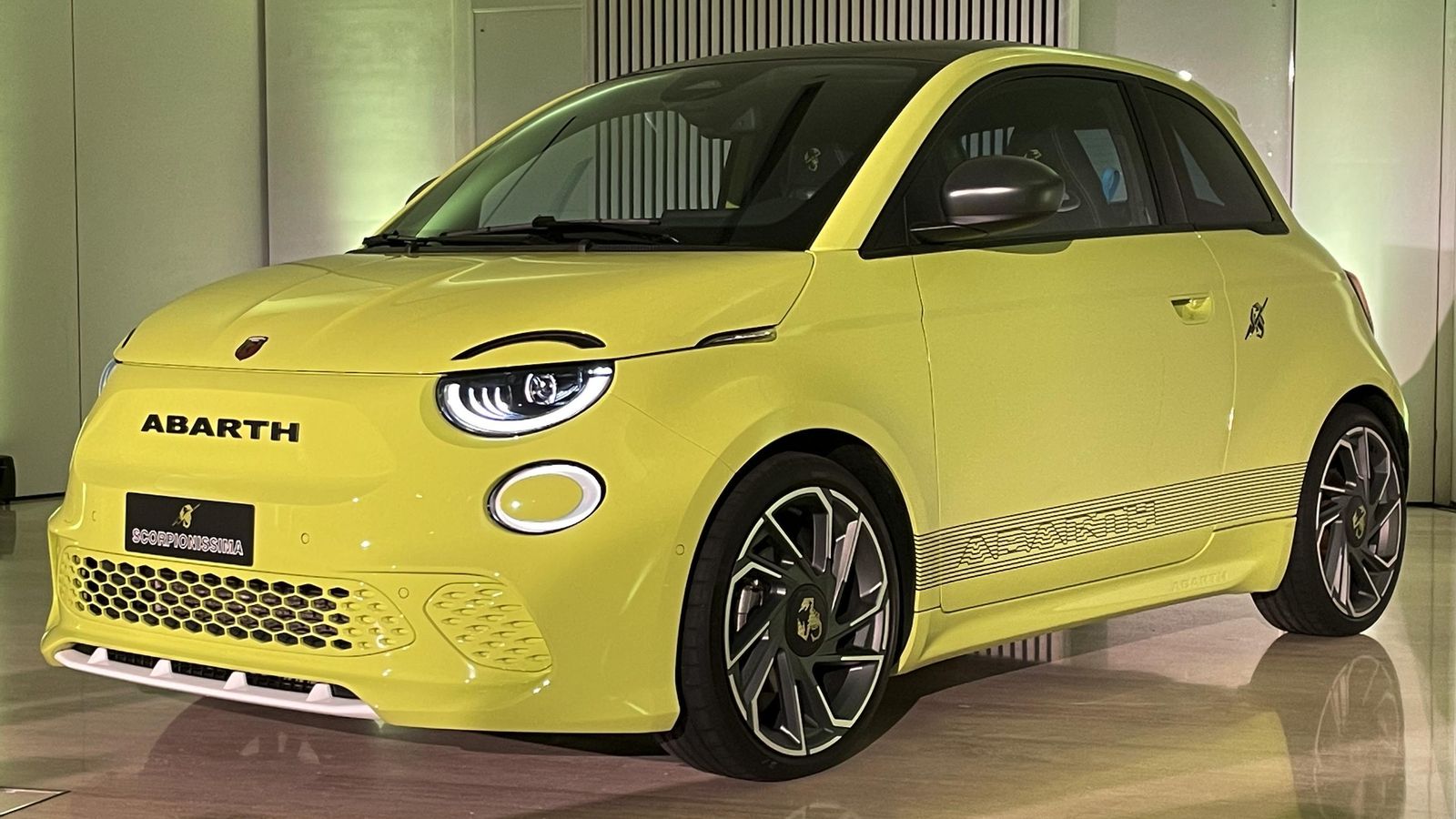 Abarth ha realizado la presentación estática de su 500e, lo que nos ha dado la oportunidad de poder ver en directo a este nuevo modelo evolucionado a partir del Fiat homónimo.