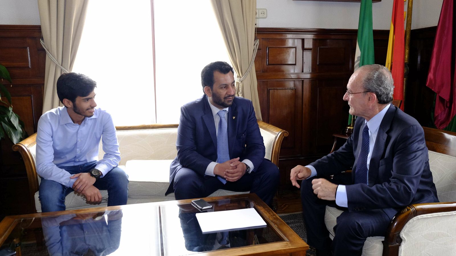 Abdullah Al-Thani, con De la Torre en el Ayuntamiento. Abdullah Al-Thani, con De la Torre en el Ayuntamiento.