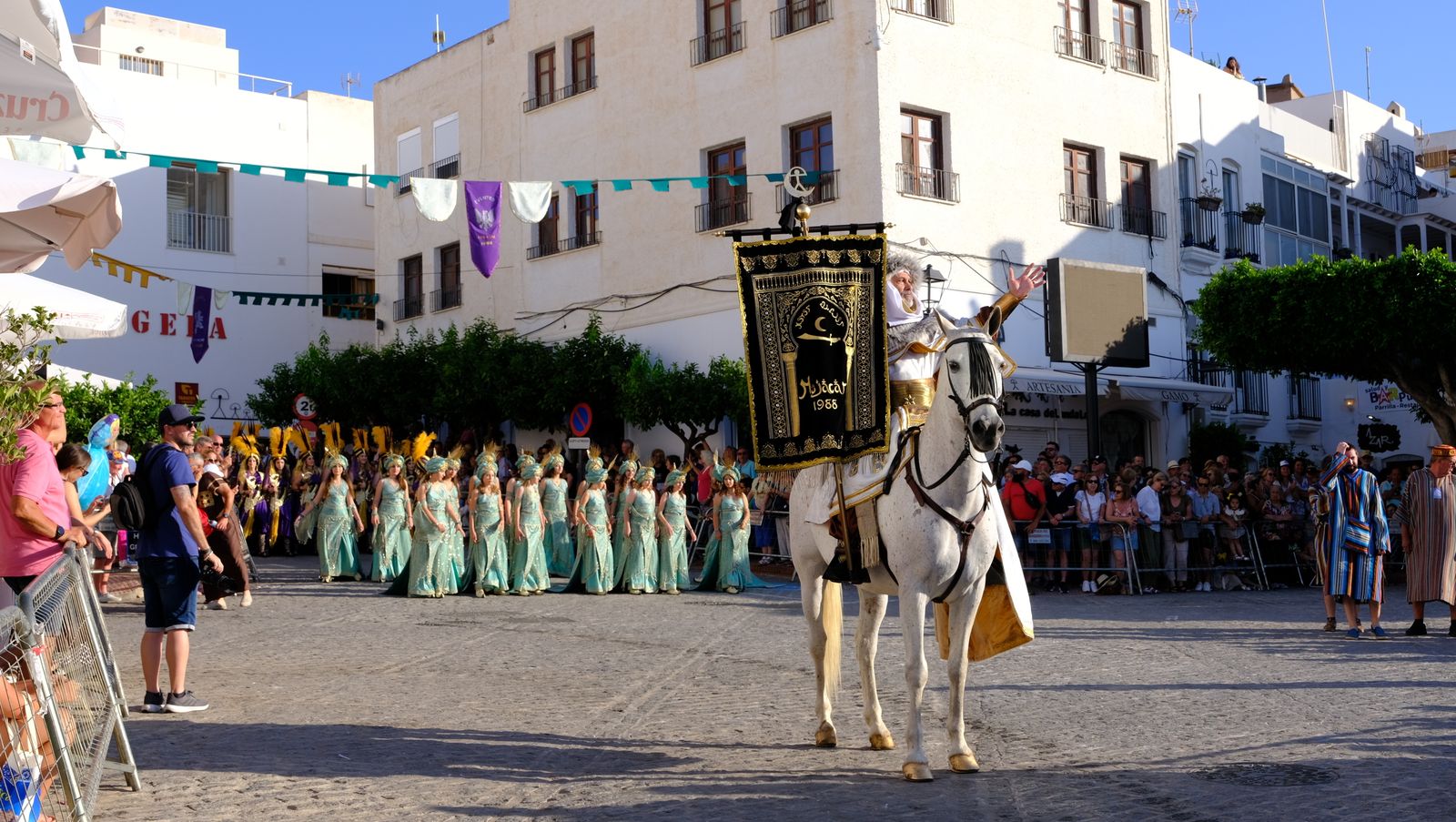 El espectacular desfile de Moros y Cristianos de Mojácar, en imágenes