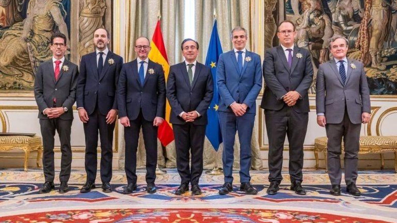 José Manuel Albares, ministro de Exteriores, con los miembros de su equipo a los que condecoró el pasado julio por la negociación del tratado.