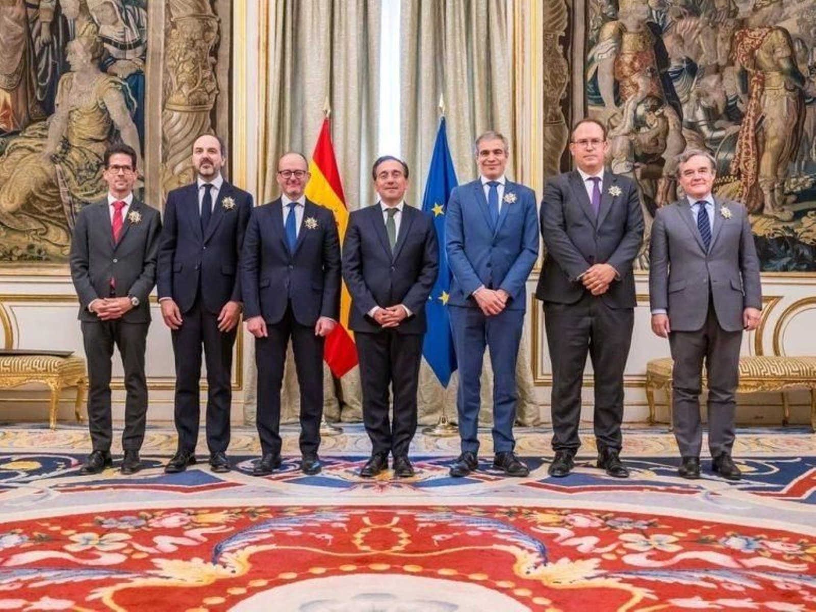 Albares, con los condecorados. Albares, con los condecorados.