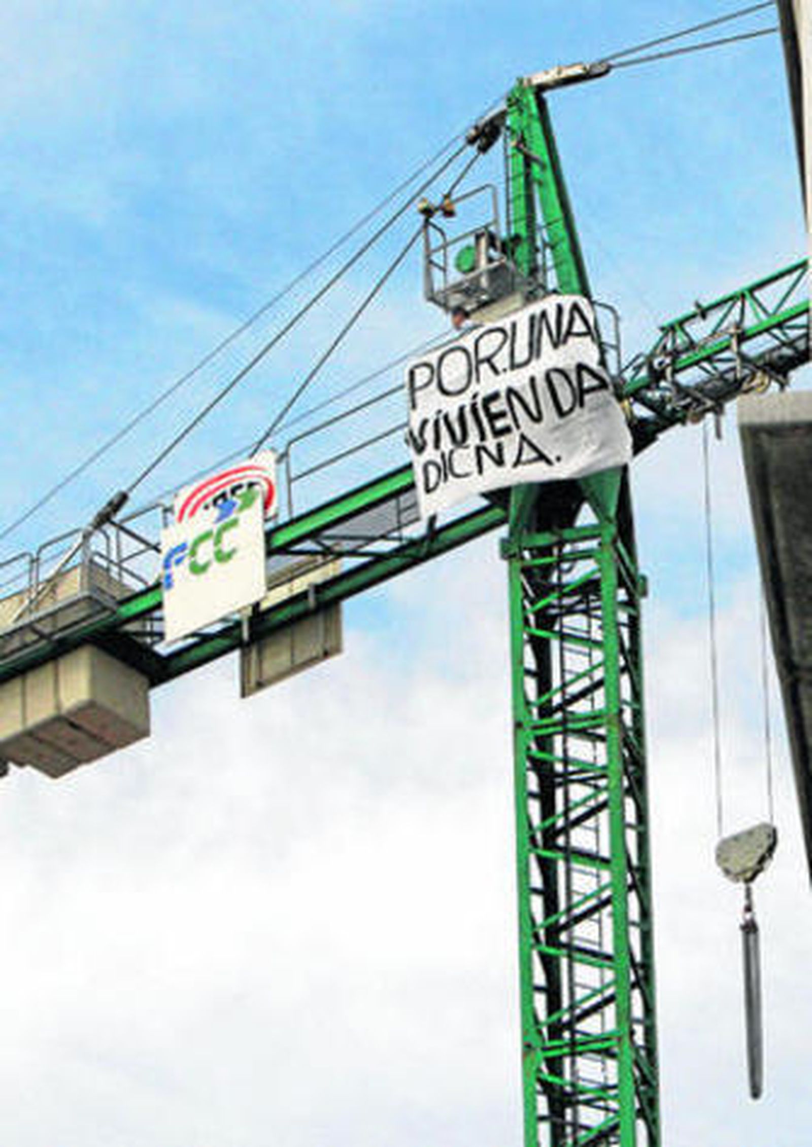 El Ayuntamiento recuerda que el denunciado se subió a una grúa la semana pasada.