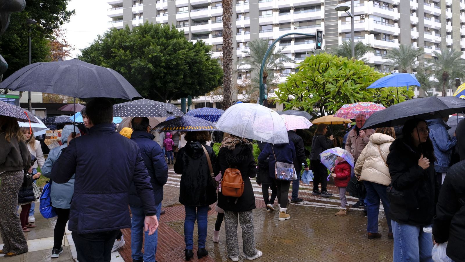 Fotografías de la cabalgata de los Reyes Magos pasada por agua en Almería