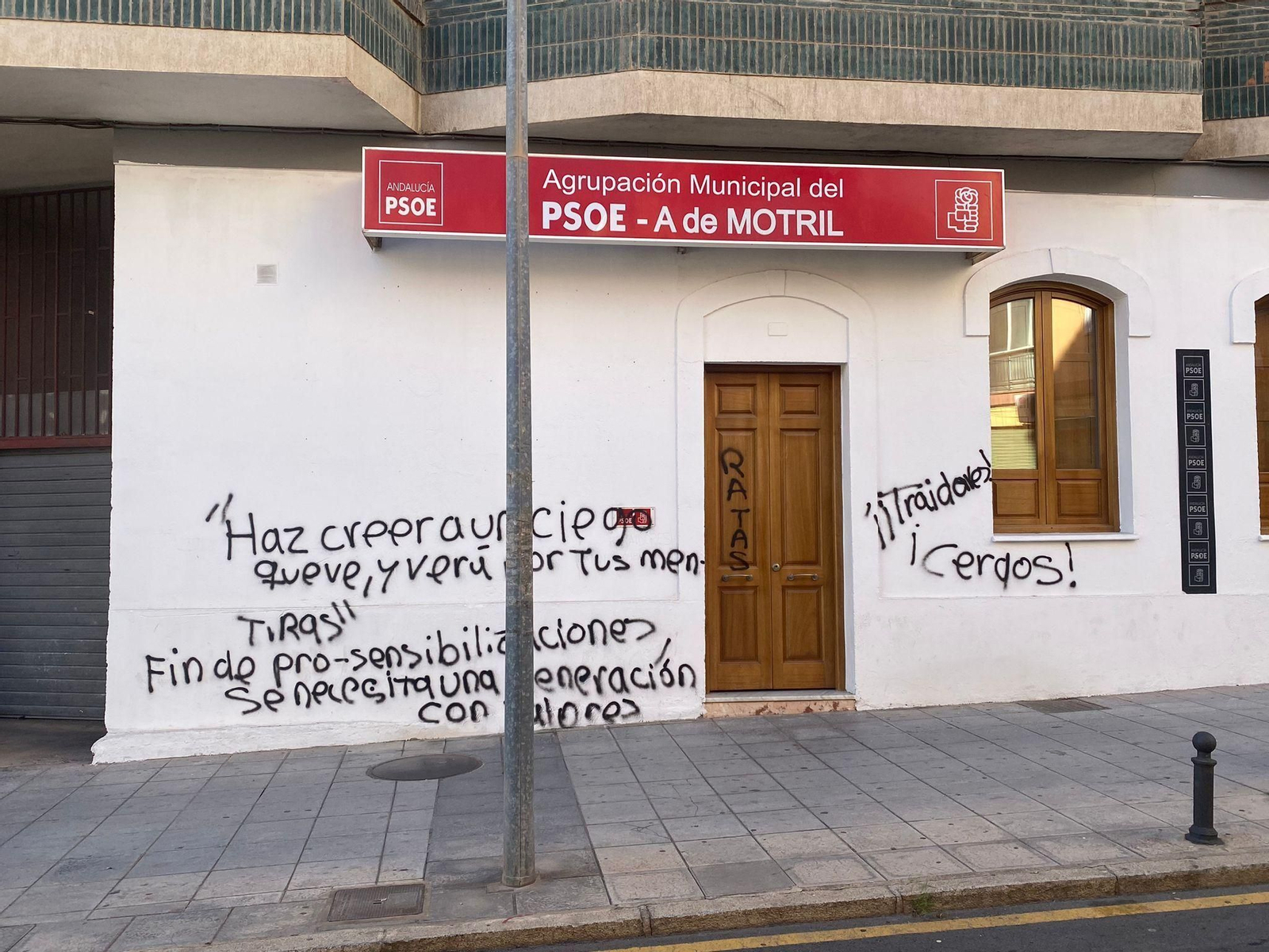 Estado en el que ha amanecido este sábado la sede del PSOE de Motril.