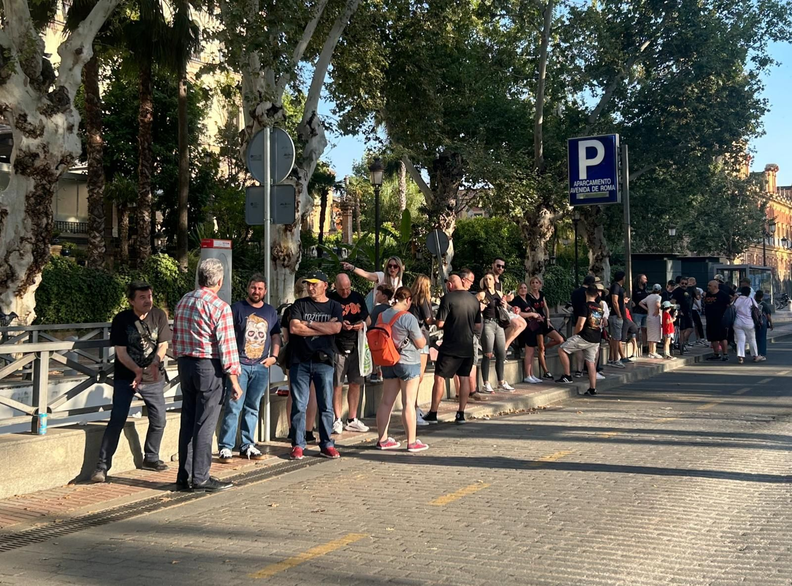 Colas de gente esperando para coger un taxi en la Puerta de Jerez