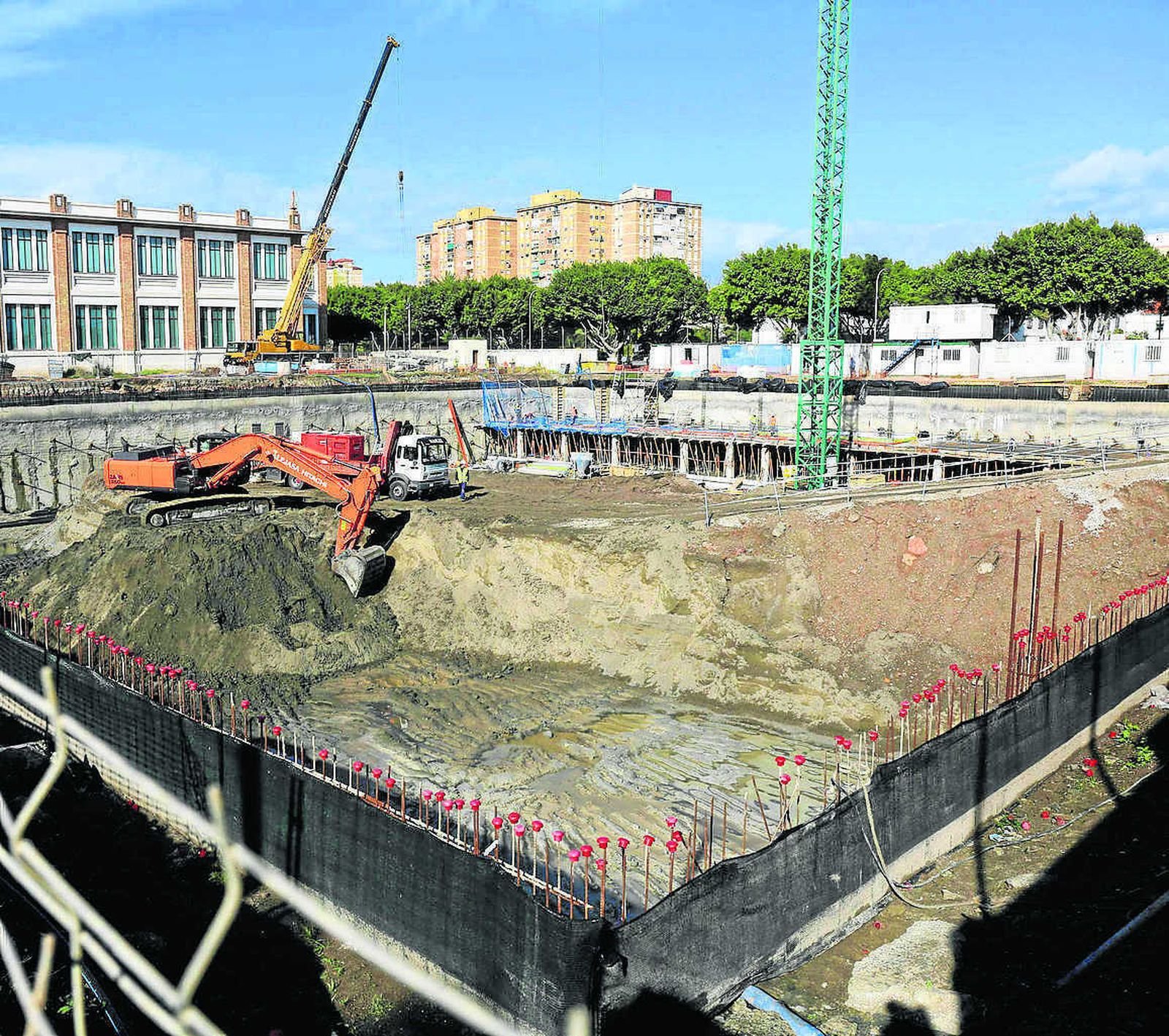 Vista de la obra de una promoción inmobiliaria que se está haciendo en la parcela de Tabacalera.