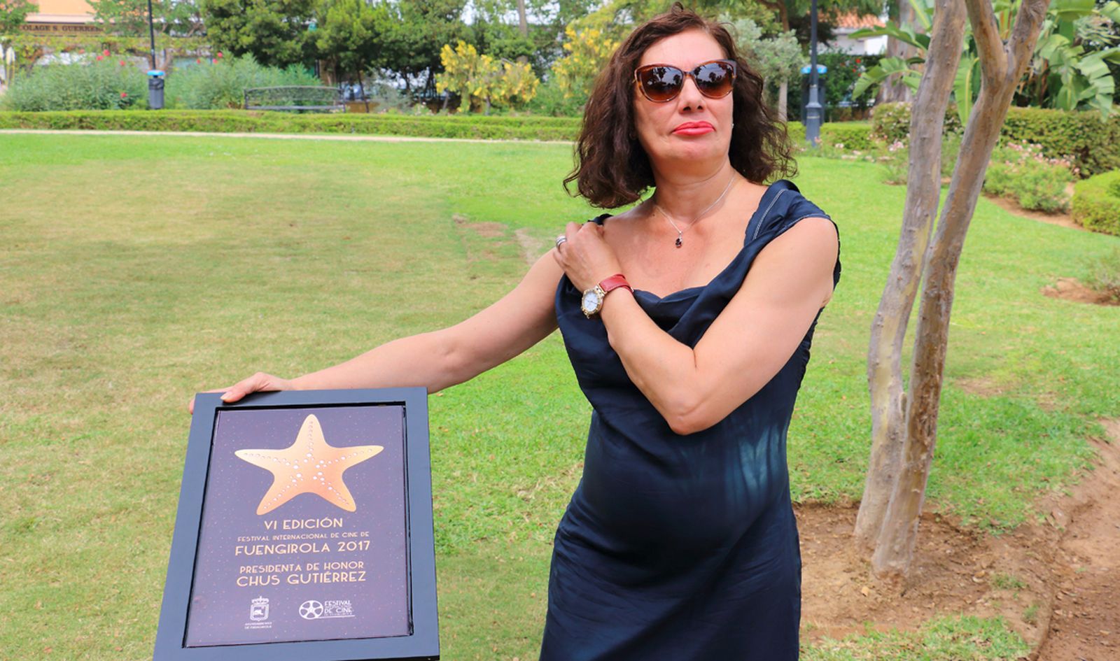 Chus Gutiérrez, ayer, con su estrella, en el nuevo Paseo de la Fama de Fuengirola.