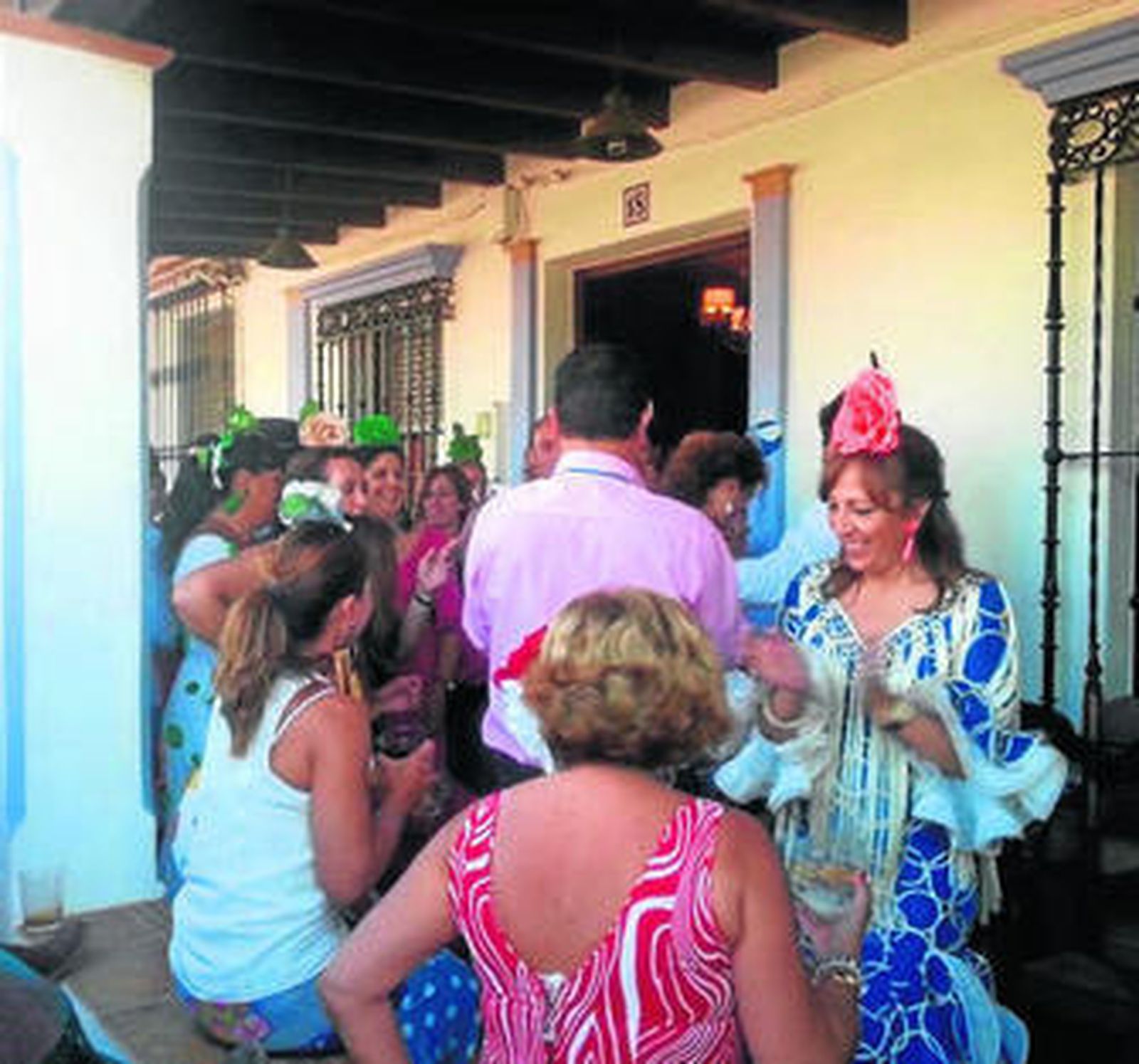 Algunos romeros linenses disfrutan en la aldea.