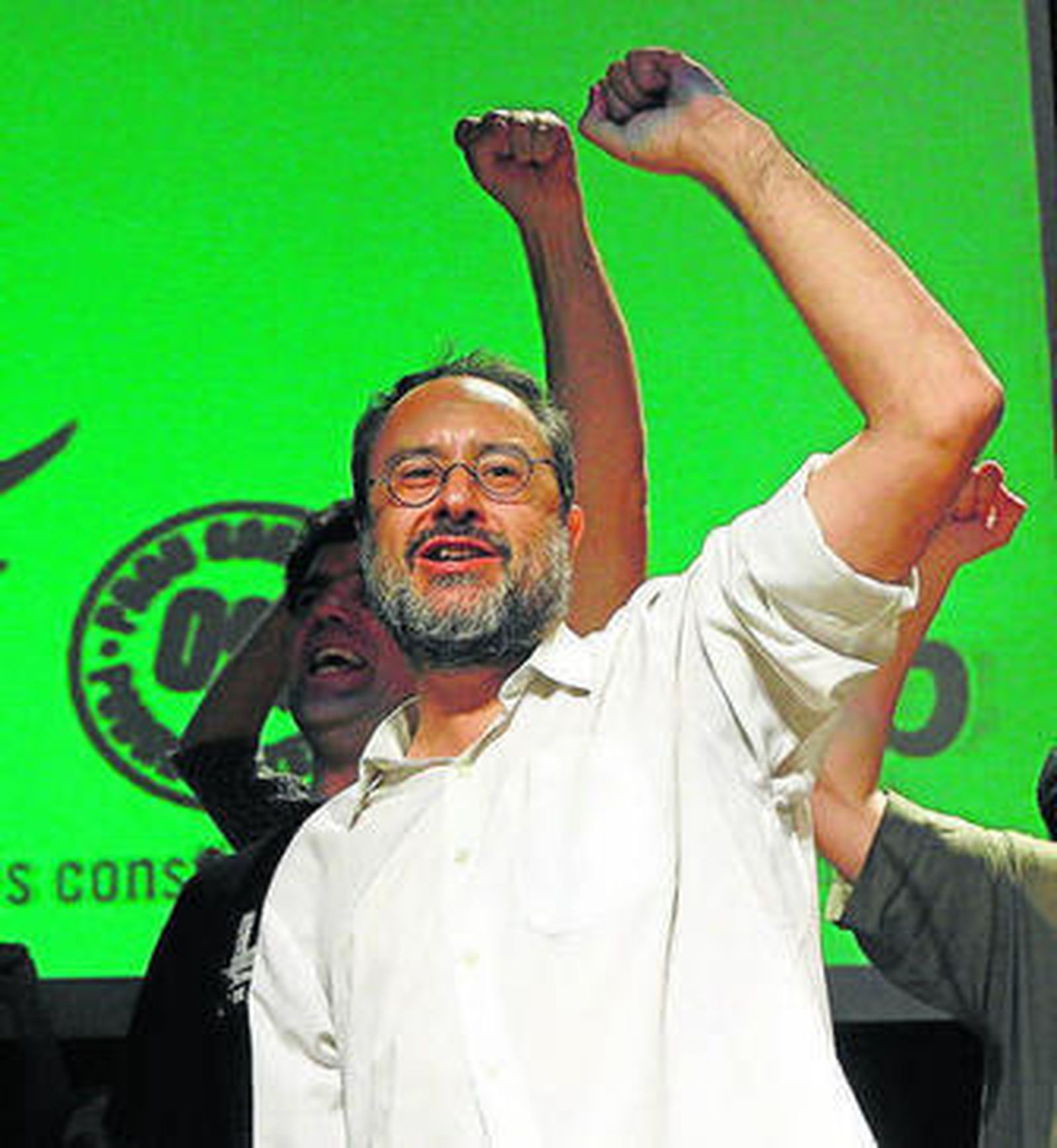 Baños festeja ayer el resultado en su sede con el puño en alto.