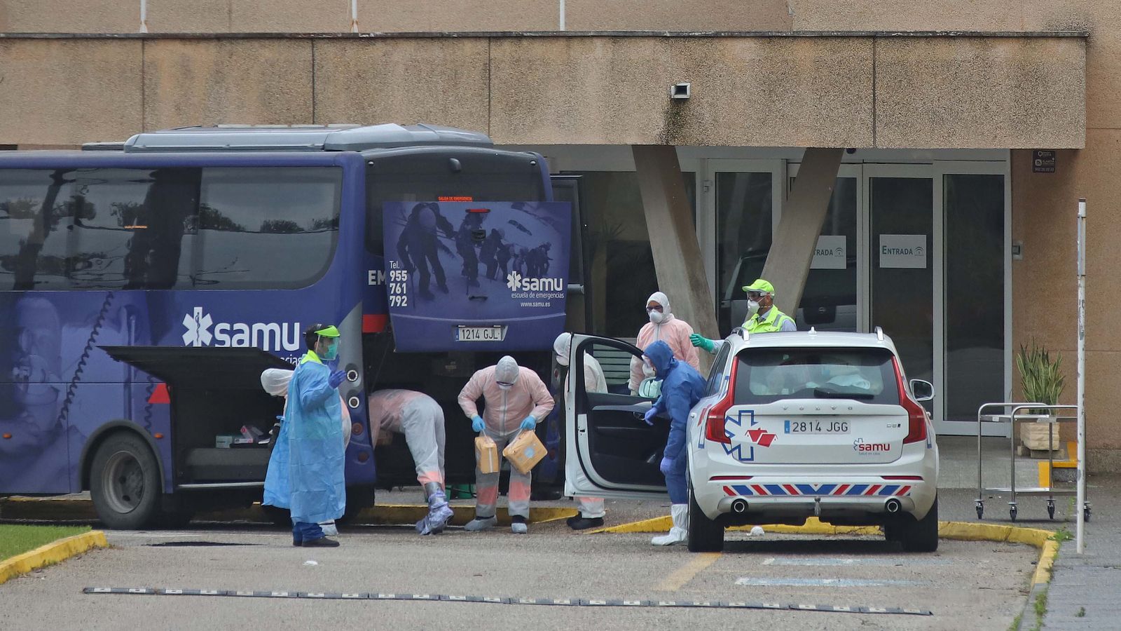 Fotos del traslado a La Línea de los 27 ancianos de residencia de Alcalá del Valle