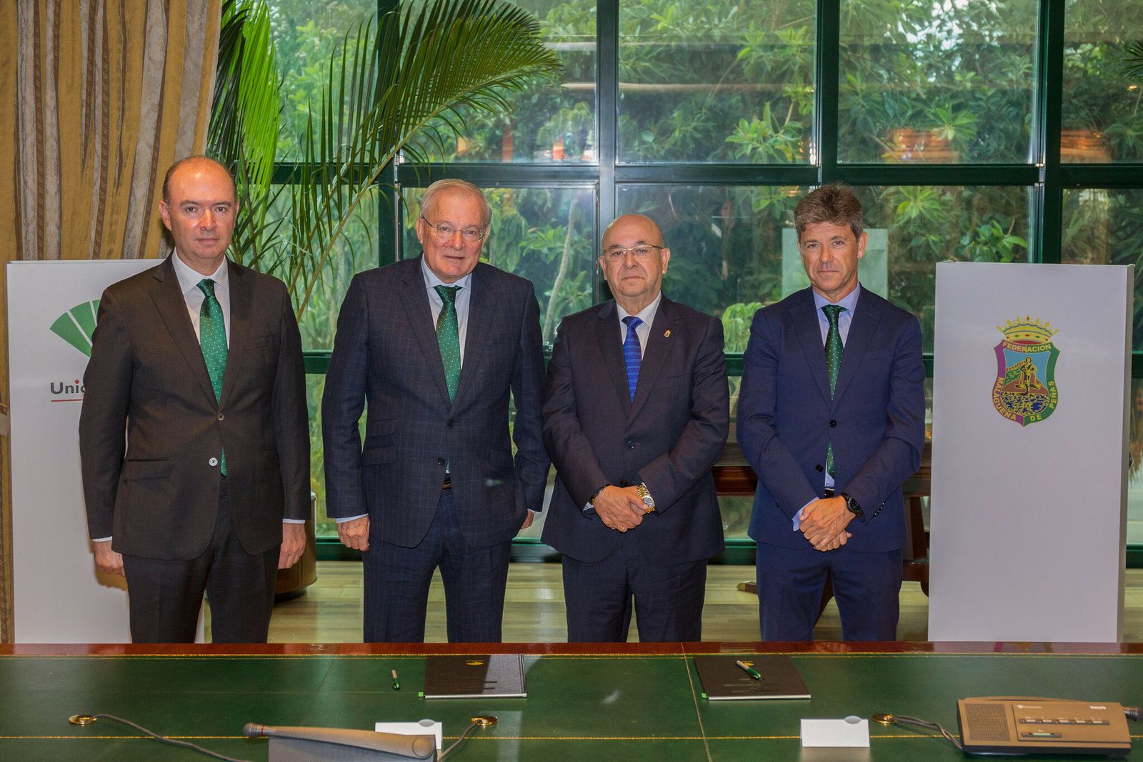 El Director Territorial de Málaga de Unicaja Banco, José Manuel Alba; el Presidente de Unicaja Banco, Manuel Azuaga; el Presidente de la Federación Malagueña de Peñas, Manuel Curtido, y el Director de Área de Málaga Norte Occidental, Juan Alberto Luque.
