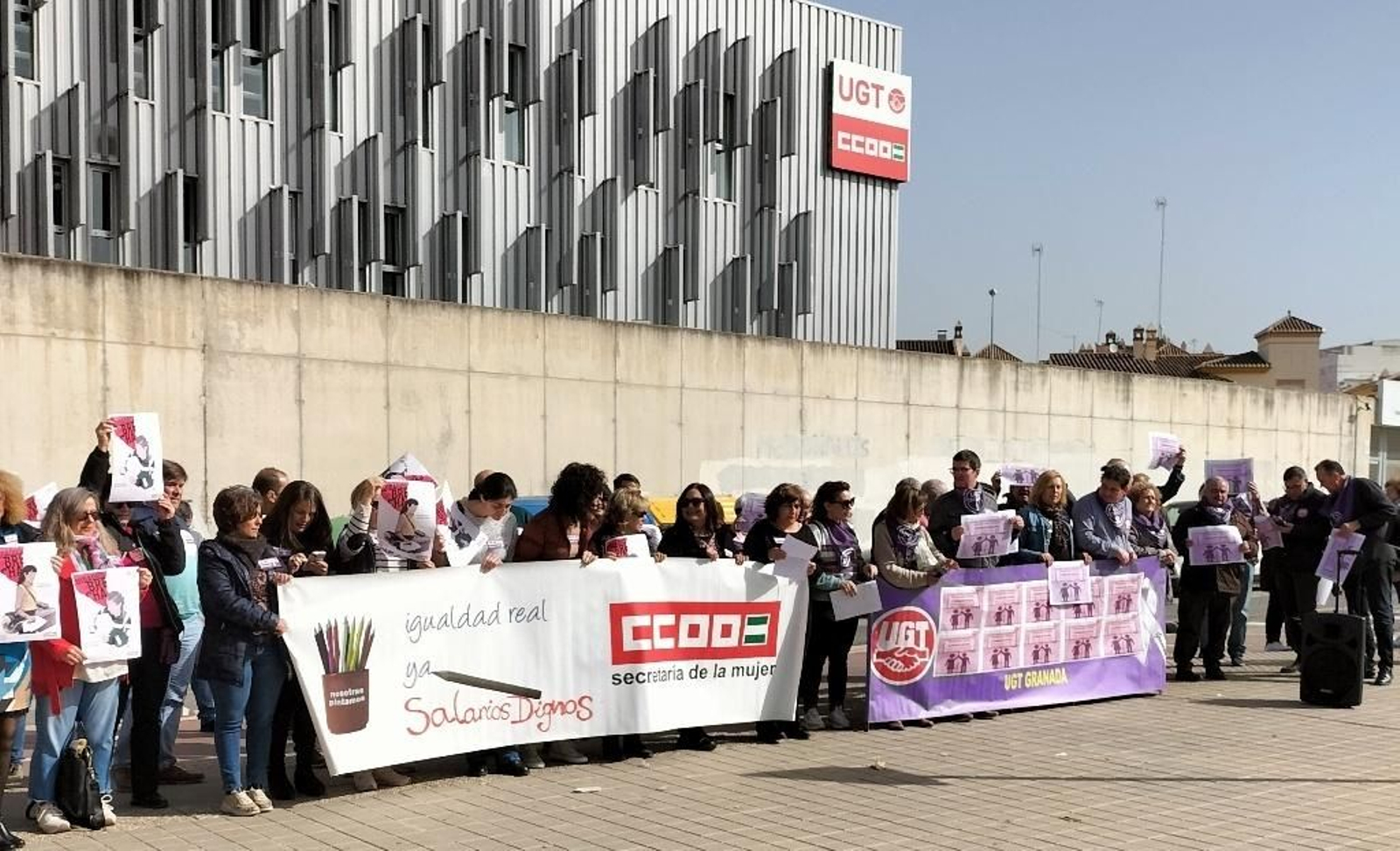 Concentración de CCOO y UGT por el Día de la Igualdad Salarial.