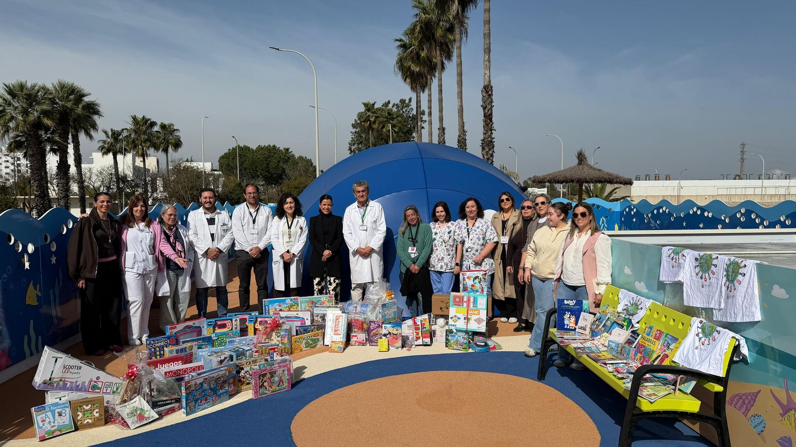 María Canea junto al equipo del Hospital Juan Ramón Jiménez con los regalos donados al Patio del Amor.