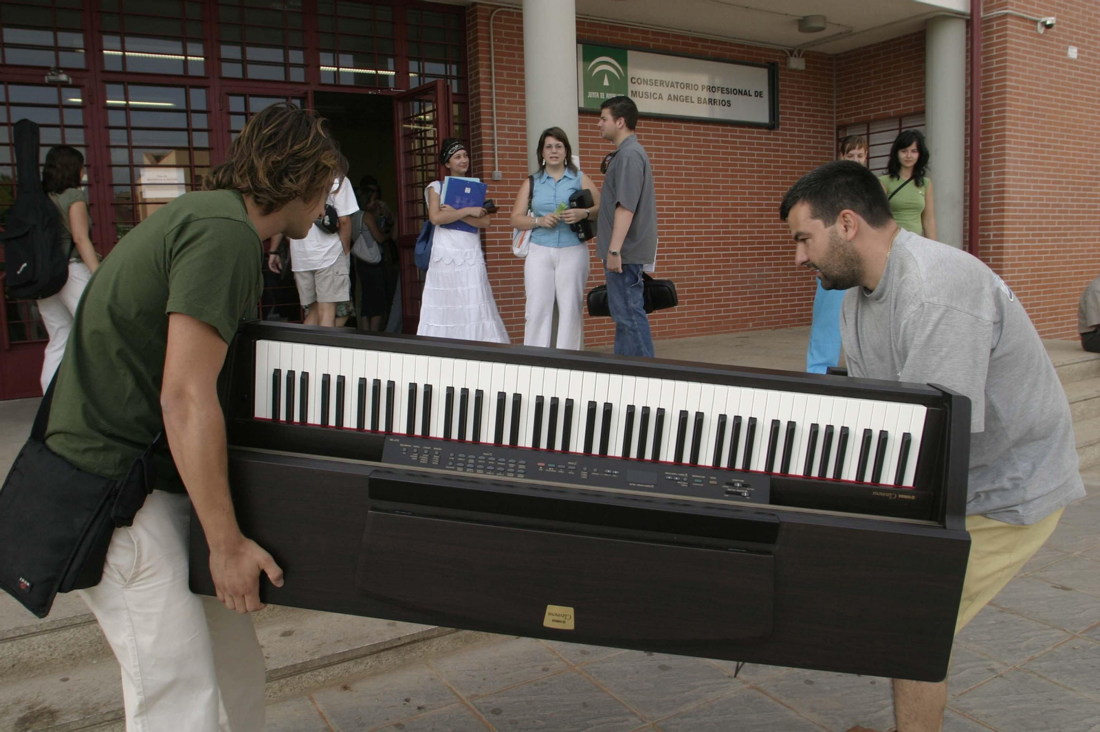Traslado de un teclado a las puertas del Conservatorio Ángel Barrios de Granada