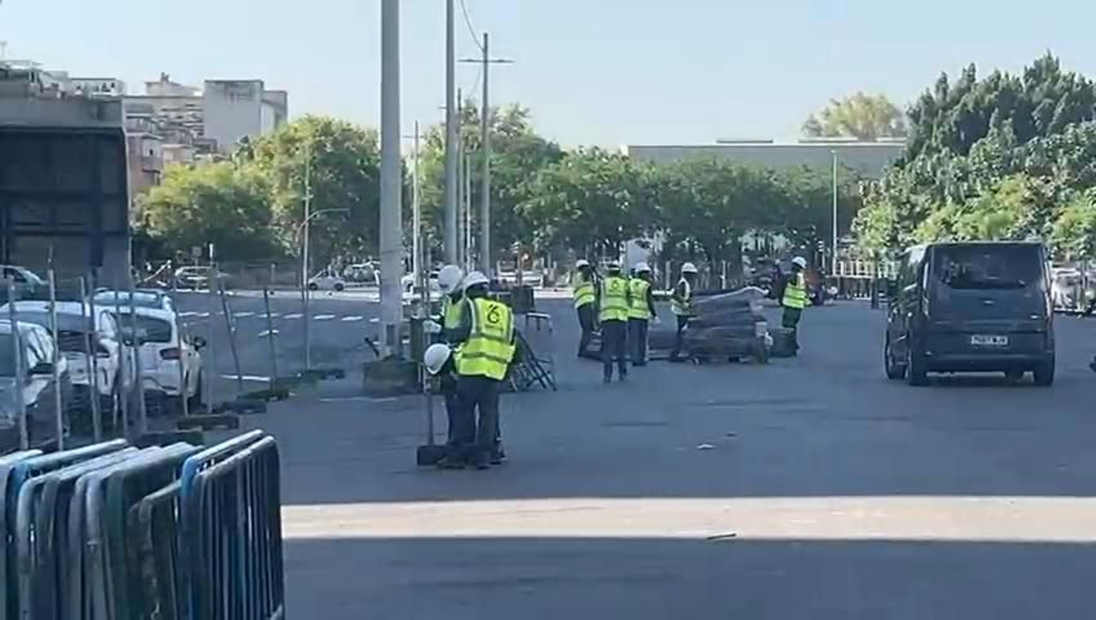 Operarios colocan las primeras vallas en los alrededores de la grada de preferencia del Benito Villamarín
