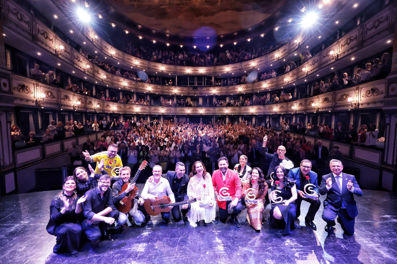 Diana Navarro y Miguel Poveda, entre los grandes artistas de la gala de la AECC en el Teatro Cervantes