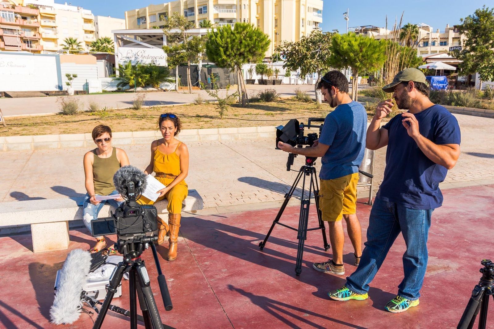 María Carmen Mayor con Anabel Veloso durante la grabación del corto.