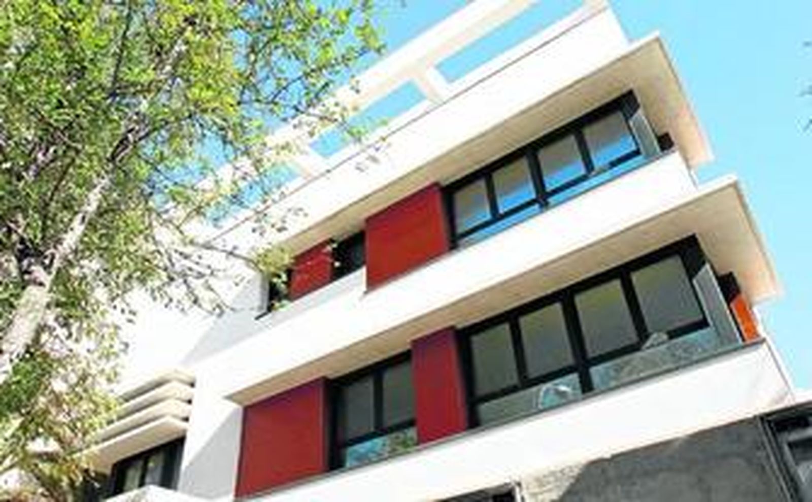 Edificio independiente en Bahía Blanca que incluye piscina y solárium, valorado en dos millones de euros.