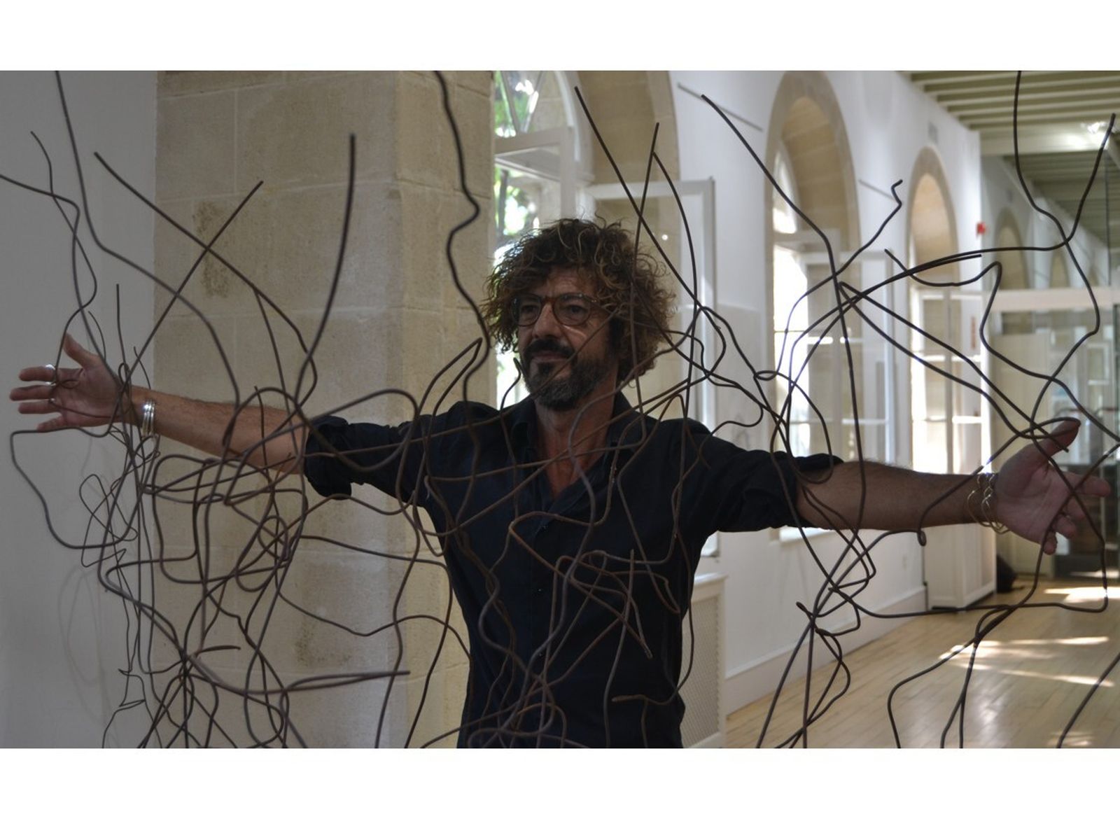 Willie Márquez ante una de sus esculturas.