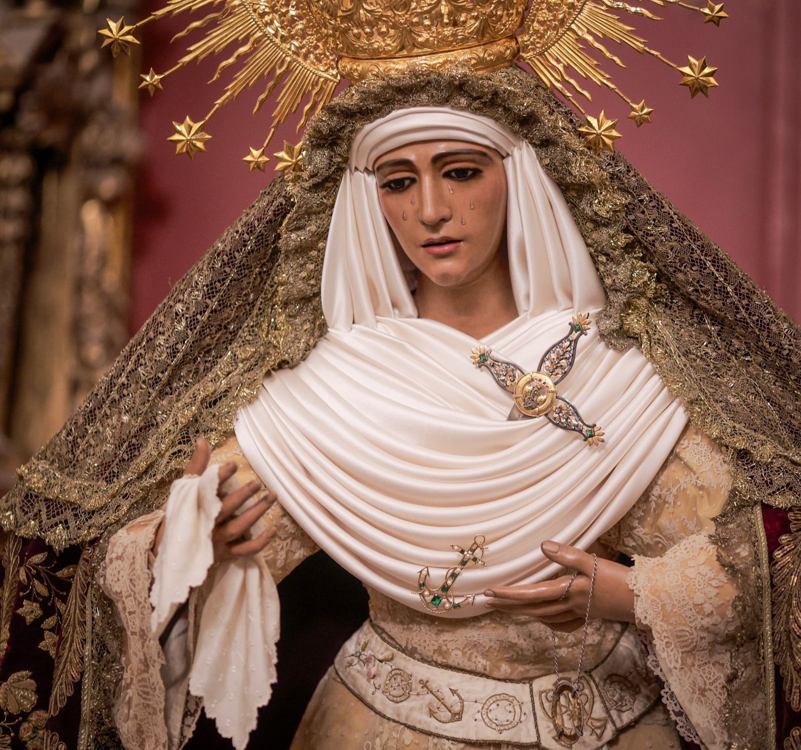 La Esperanza luce, igualmente, una corona con canasto del XIX