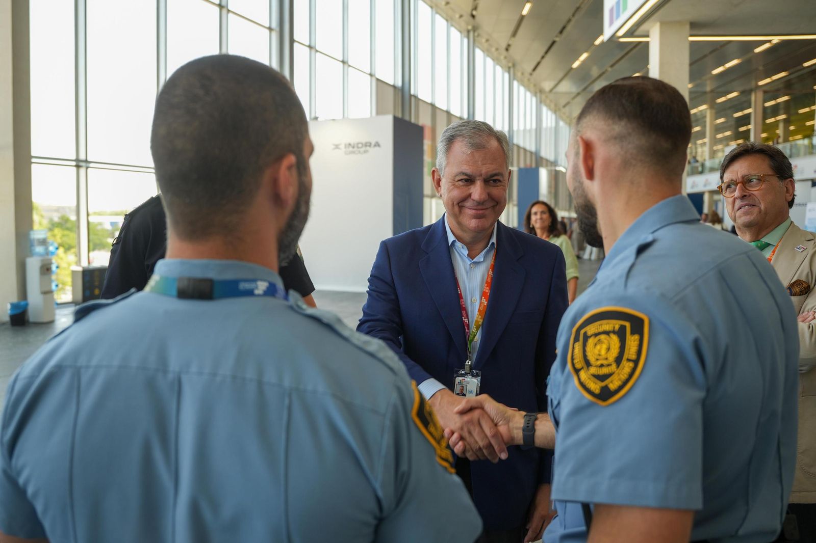José Luis Sanz saluda a los agentes de seguridad de la ONU.
