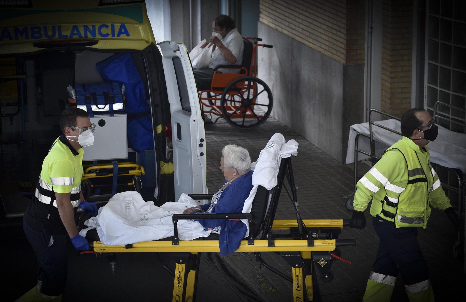 Traslado hospitalario de una persona mayor en Sevilla.