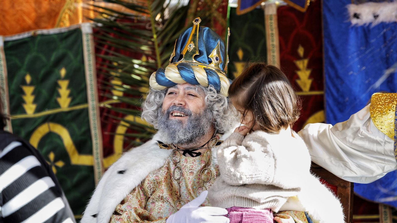 Una pequeña durante su paso por la escena de los Reyes Magos.