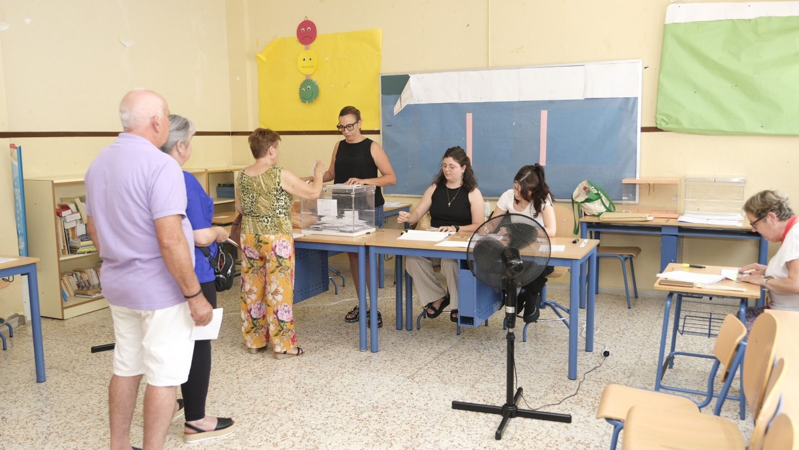 Colas de gente votando en Almería