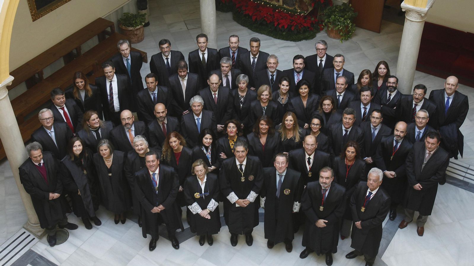 Los letrados con 25 años de ejercicio posan en el Colegio de Abogados