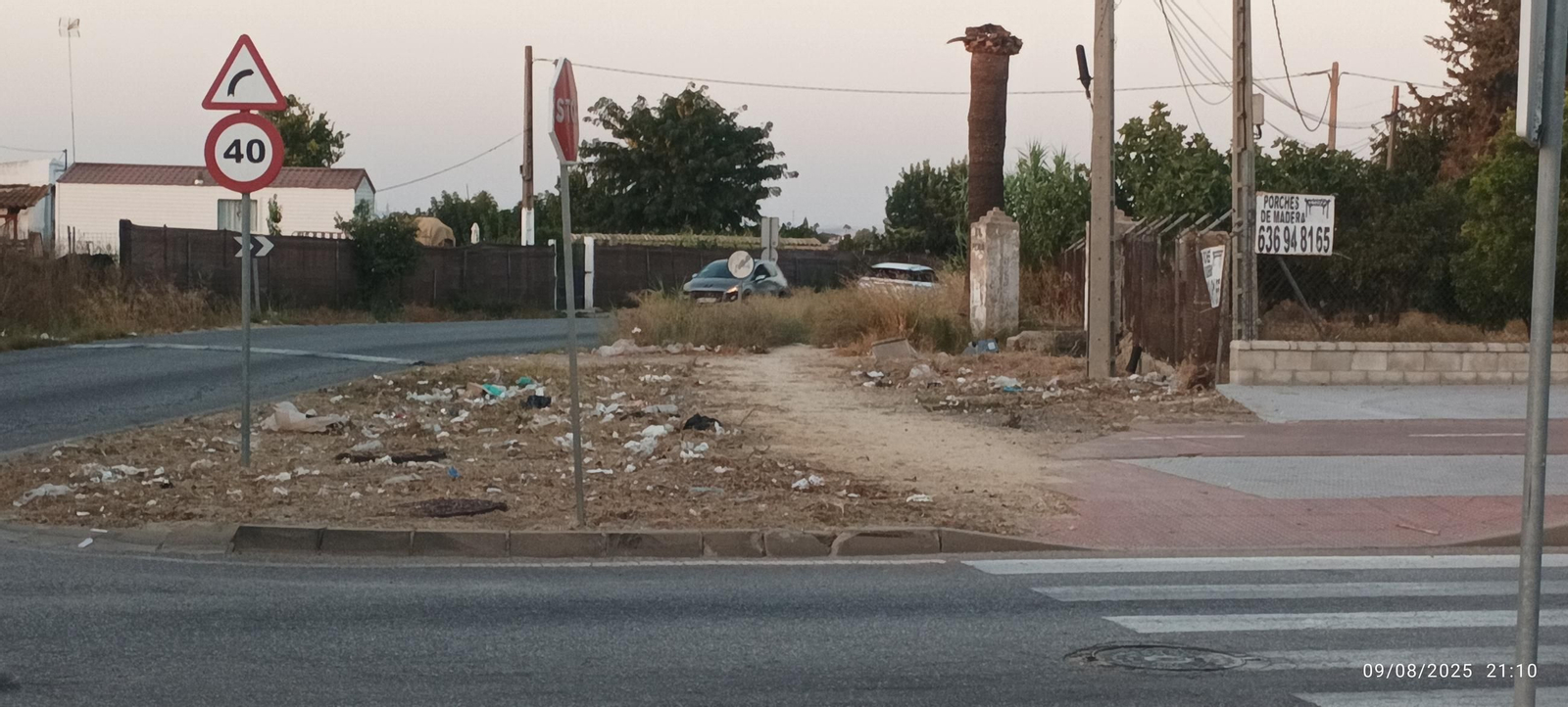 Suciedad acumulada en una zona de Jerez.