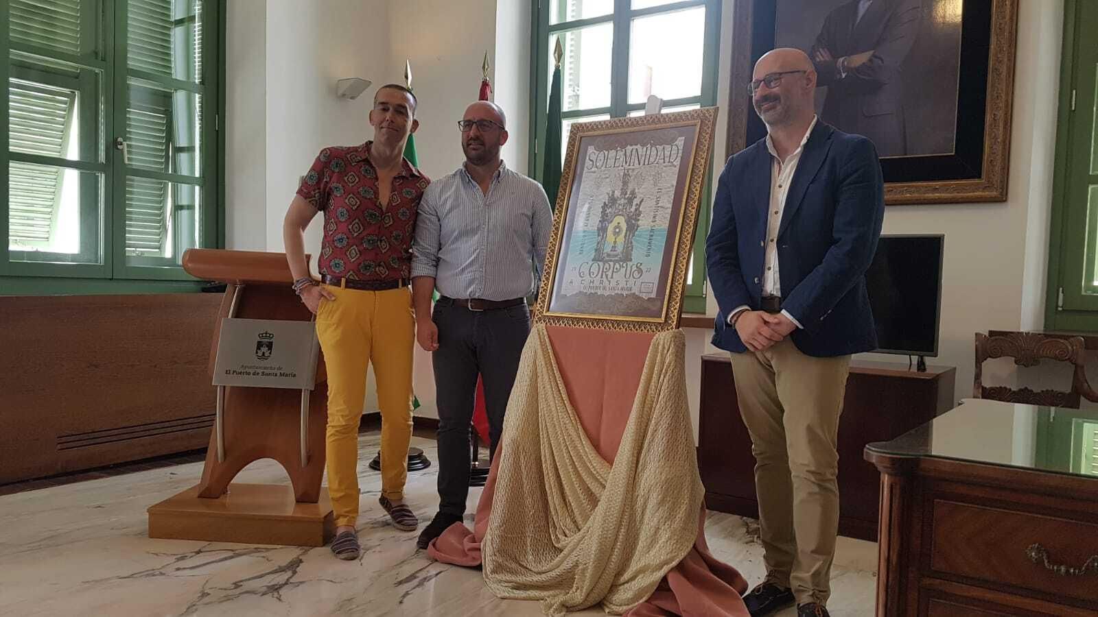 El concejal David Calleja (izq.), el alcalde Germán Beardo, y el autor del cartel, durante la presentaciónn