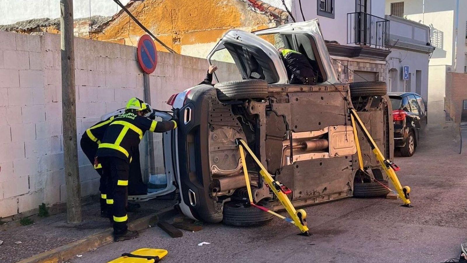 El coche siniestrado, volcado tras sufrir el accidente