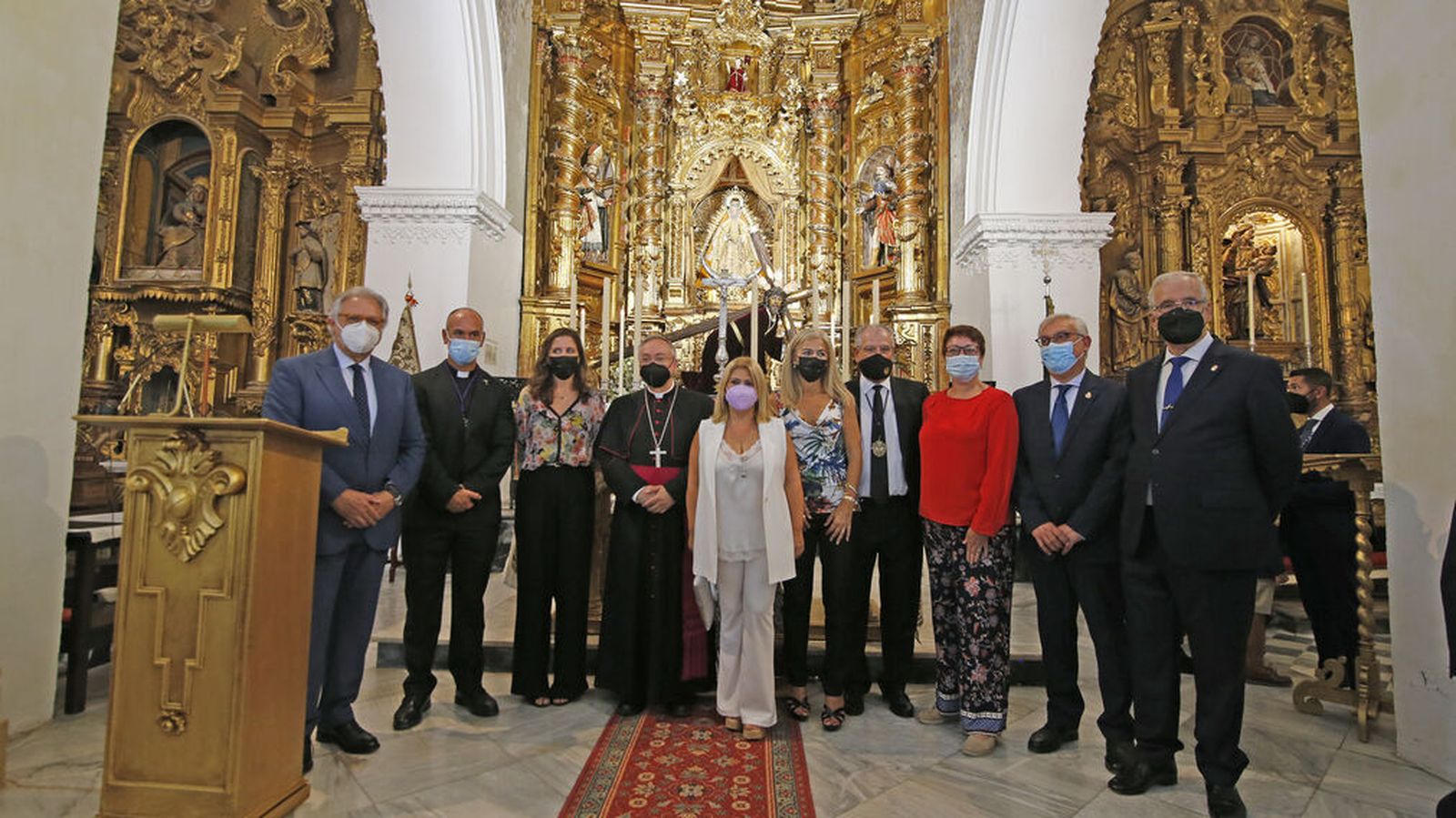 Foto de familia tras el acto de la bendición del retablo mayor de San Lucas.