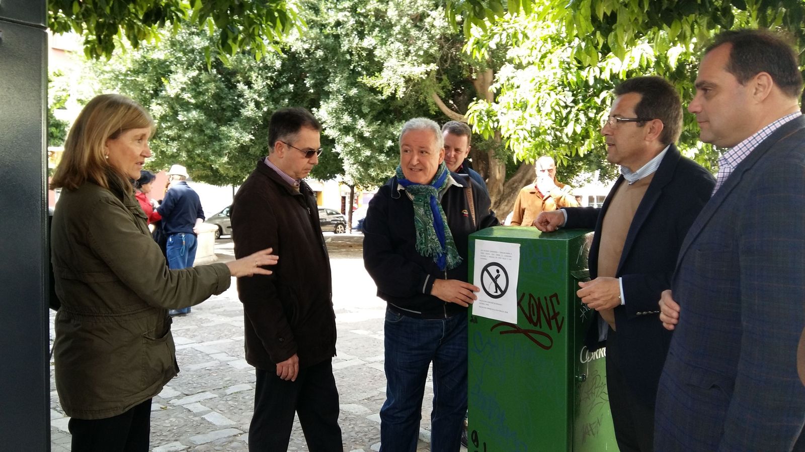 Miembros del PP y vecinos durante el acto celebrado en la Plaza de San Leandro.