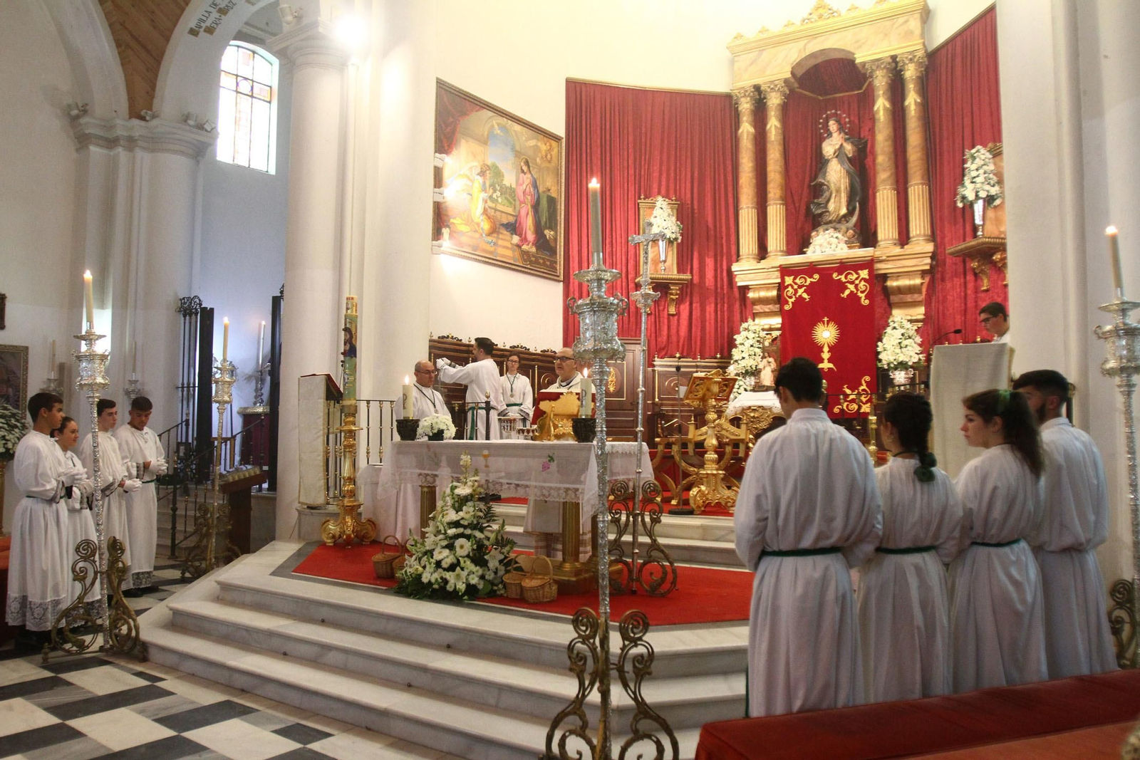 Procesión Solemne  de la Hermandad de La Vera Cruz, con el Santísimo Sacramento.