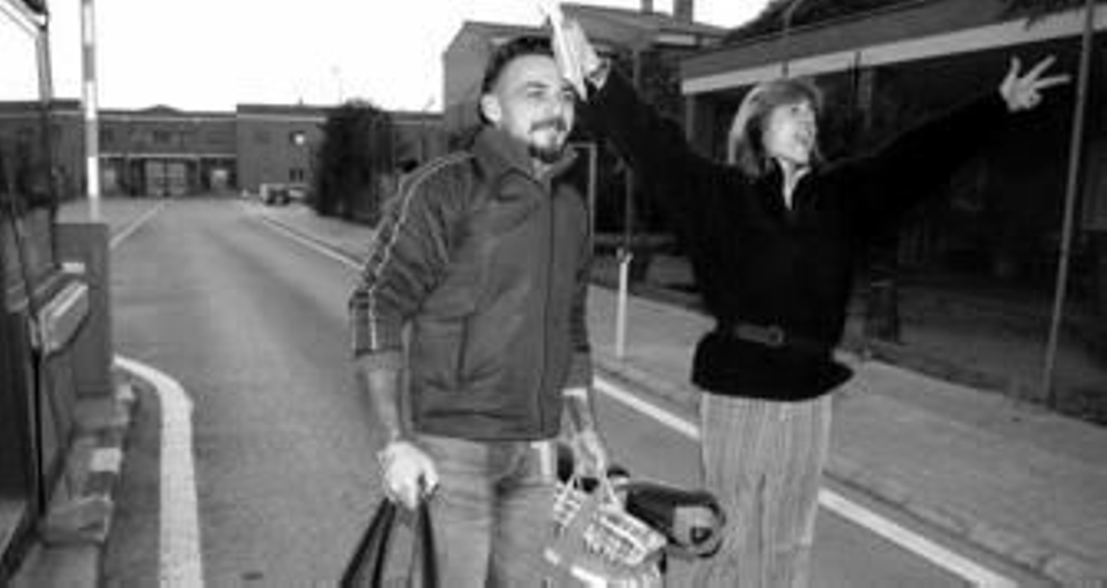 En la imagen, Simone Righi al salir de la prisión acompañado de su pareja Jo Fiori.